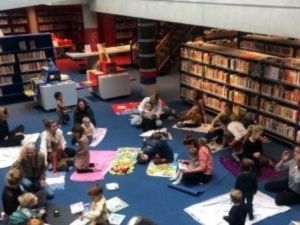 Baby's die met hun ouders yoga doen in de bibliotheek